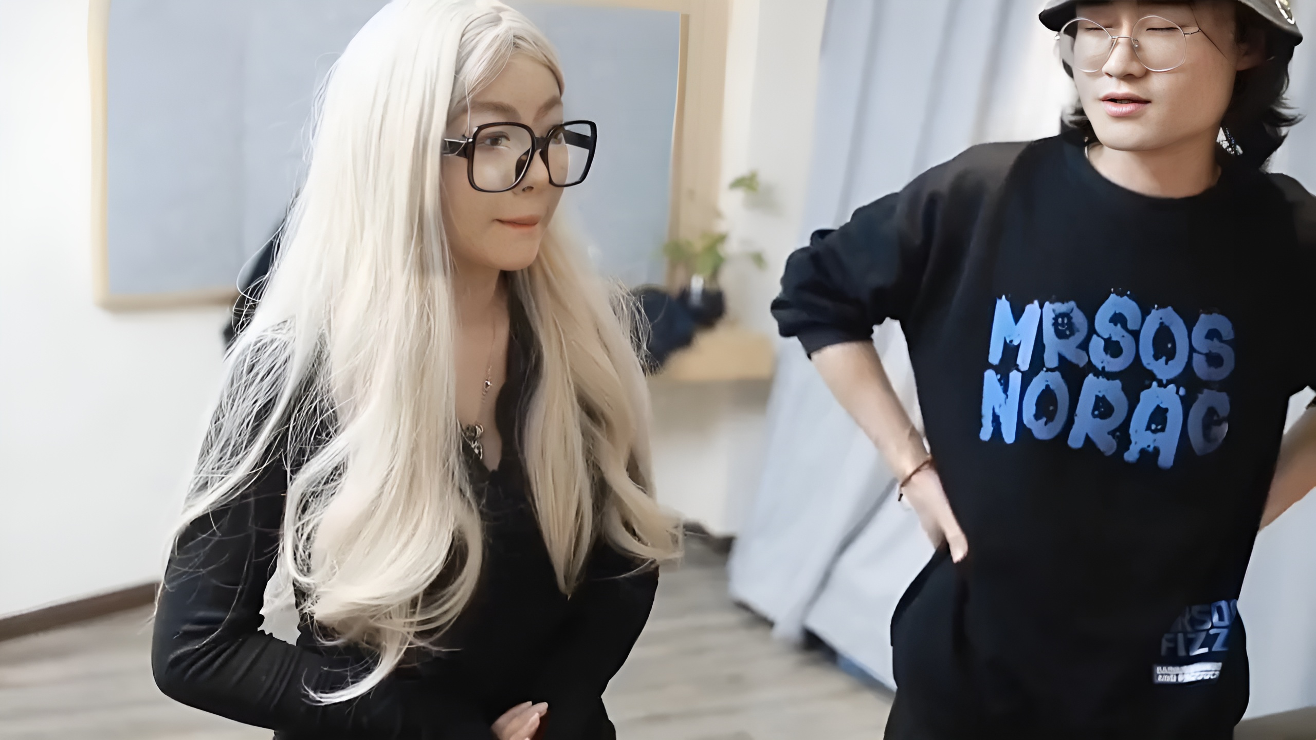LLS-106 Zum ersten Mal ein Mädchen mit Brille ficken, das in einem Film mitspielt