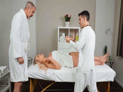 Gehen Sie mit Ihrer Frau zu einer aphrodisierenden Massage
