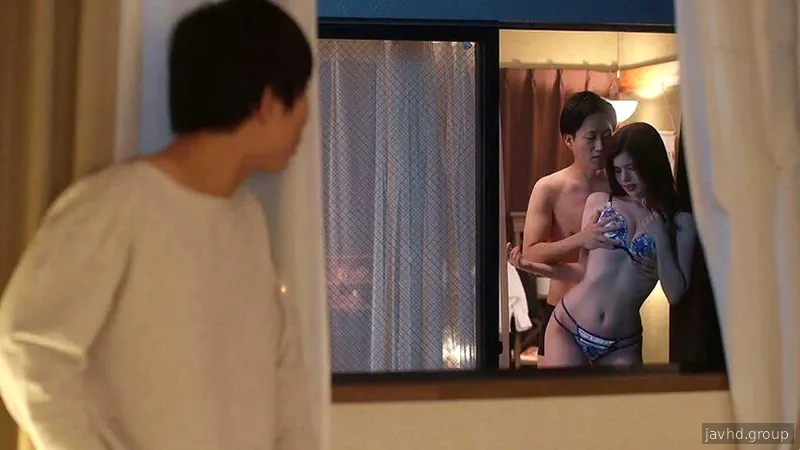 隣人と毎晩セックスしているのを覗き見した青年のハッピーエンド