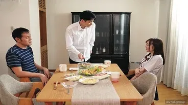 의붓아버지는 신혼 며느리와 함께 몰래 돌아다닌다