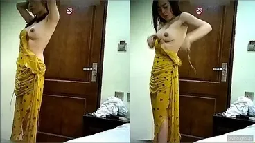 Check hàng em gái chân dài phố cổ