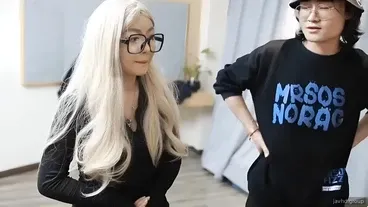 Baiser une fille à lunettes jouant dans un film pour la première fois