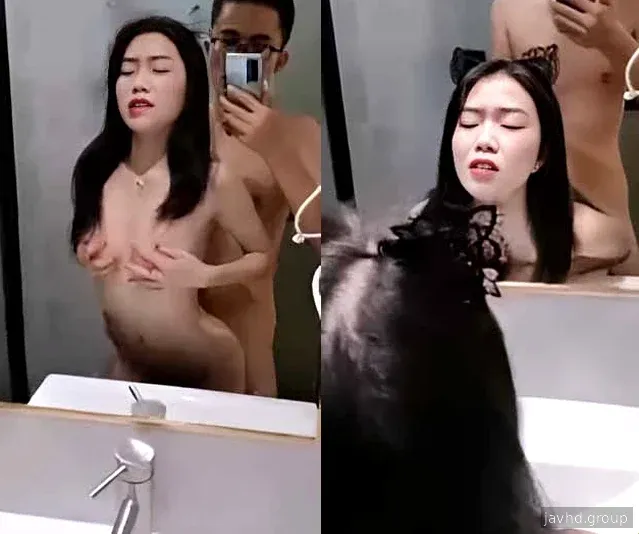 Doggy adik saya di hadapan cermin
