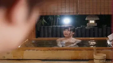 Follando con la suegra mientras se baña en aguas termales