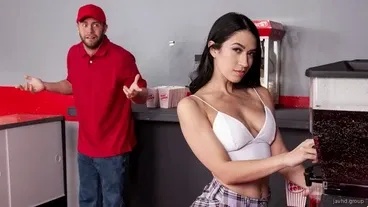 少女は映画を見に行き、チケットをチェックしていた従業員に性的魅力を感じた