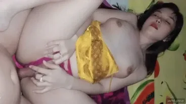 若い胸の少女は唇をなめ、横になり、楽しんでいた