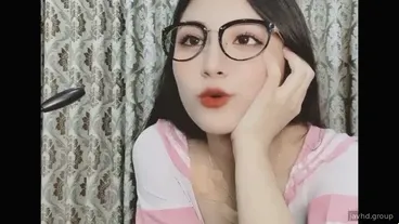 안경을 쓰고 큰 가슴을 과시한다.