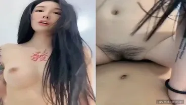 Het getatoeëerde meisje houdt van paardrijden en op z'n hondjes