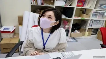 Inviting a warehouse manager to fuck her while going to a hotel