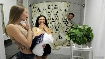 Hai đứa em gái cùng cha khác mẹ lắm trò