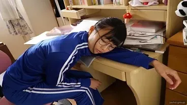 Hinalay ang pinsan ko na nakatulog sa desk