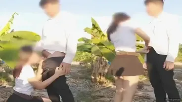 그녀는 흥분하면 그녀를 바나나 정원으로 데리고 가서 재미있게 놀아요.