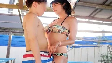 Mooie Mino Suzume op het strand en gelukkige mannen