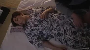 Dia menyelinap ke kamar di tengah malam dan memperkosa ibu mertuanya