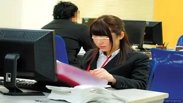 Secrètement amoureuse de ma collègue aux gros seins