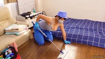 Yalnız genç adam kendisini sikmesi için bir hizmetçi tutar