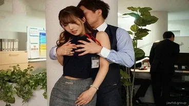 Sexo desajeitado com a secretária Yua Mikami