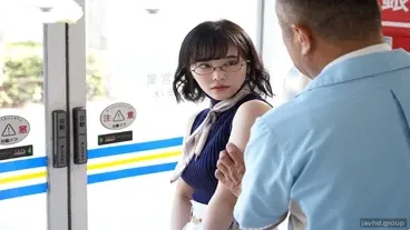 아름답지만 실수로 까다로운 상사에게서 잘못된 아이템을 가져갔습니다.